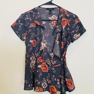 FLATTERING FLORAL GREY WRAP TOP